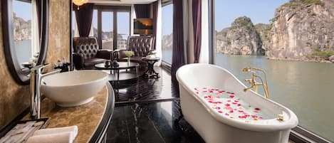 Presidential Suite | Bathroom | Shower, hydromassage showerhead, free toiletries, hair dryer