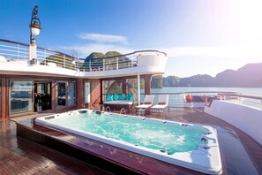 Outdoor pool, pool umbrellas, sun loungers - Ambassador Cruise Halong Bay (Ha Long)