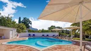 Una piscina techada, una piscina al aire libre