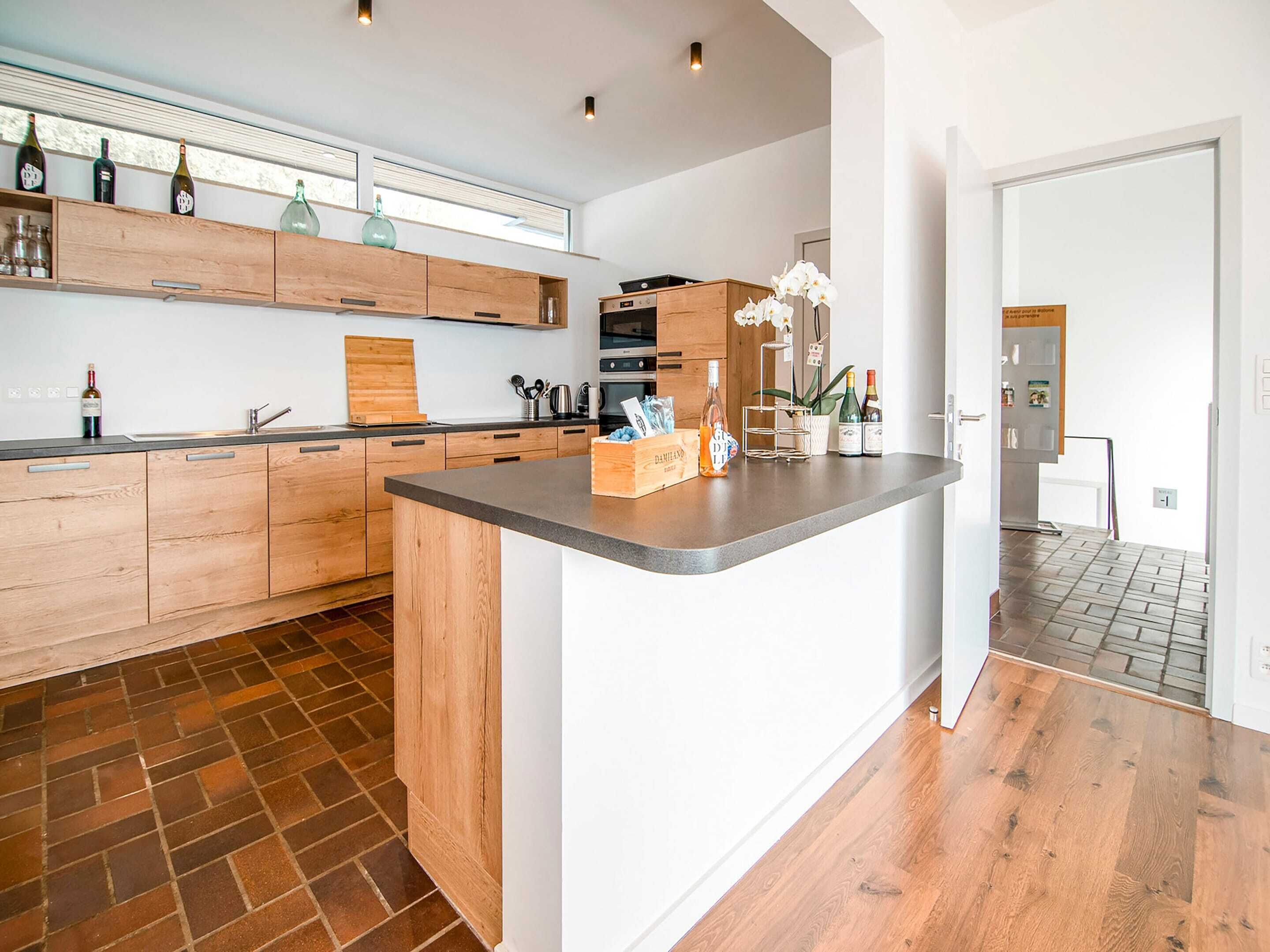 Huis | Privékeuken | Een magnetron, een vaatwasser