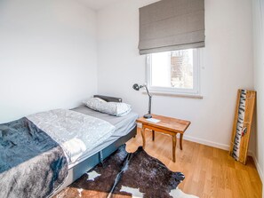 6 bedrooms, individually furnished, bed sheets
