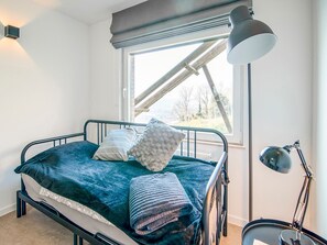 House | 6 bedrooms, individually furnished, bed sheets