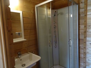 Shower, towels - Charming Holiday Home in Ultramort With Terrace (Ultramort)