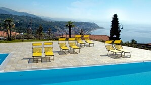 Outdoor pool - Modern Apartment With a Beautiful View of the Ligurian sea (Cogoleto)