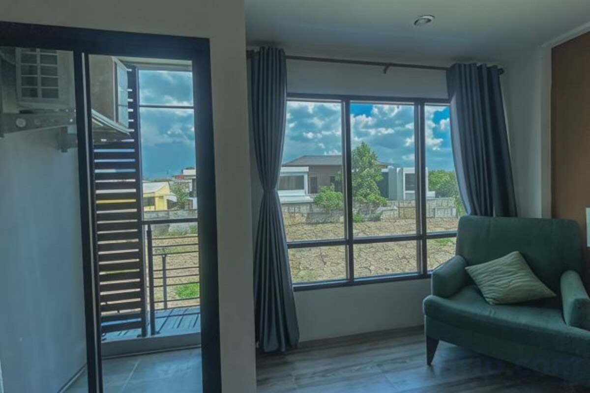Living area | 21-inch TV with satellite channels
