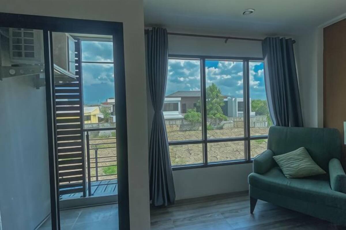 Living area | 21-inch TV with satellite channels