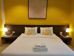 Escritorio, tabla de planchar con plancha, wifi gratis y ropa de cama 