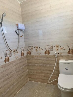 Shower, towels - Calais Hotel Villa (Da Lat)