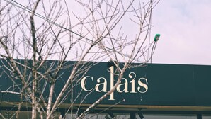 En skylt med ordet ”Calais” på en byggnadsfasad.