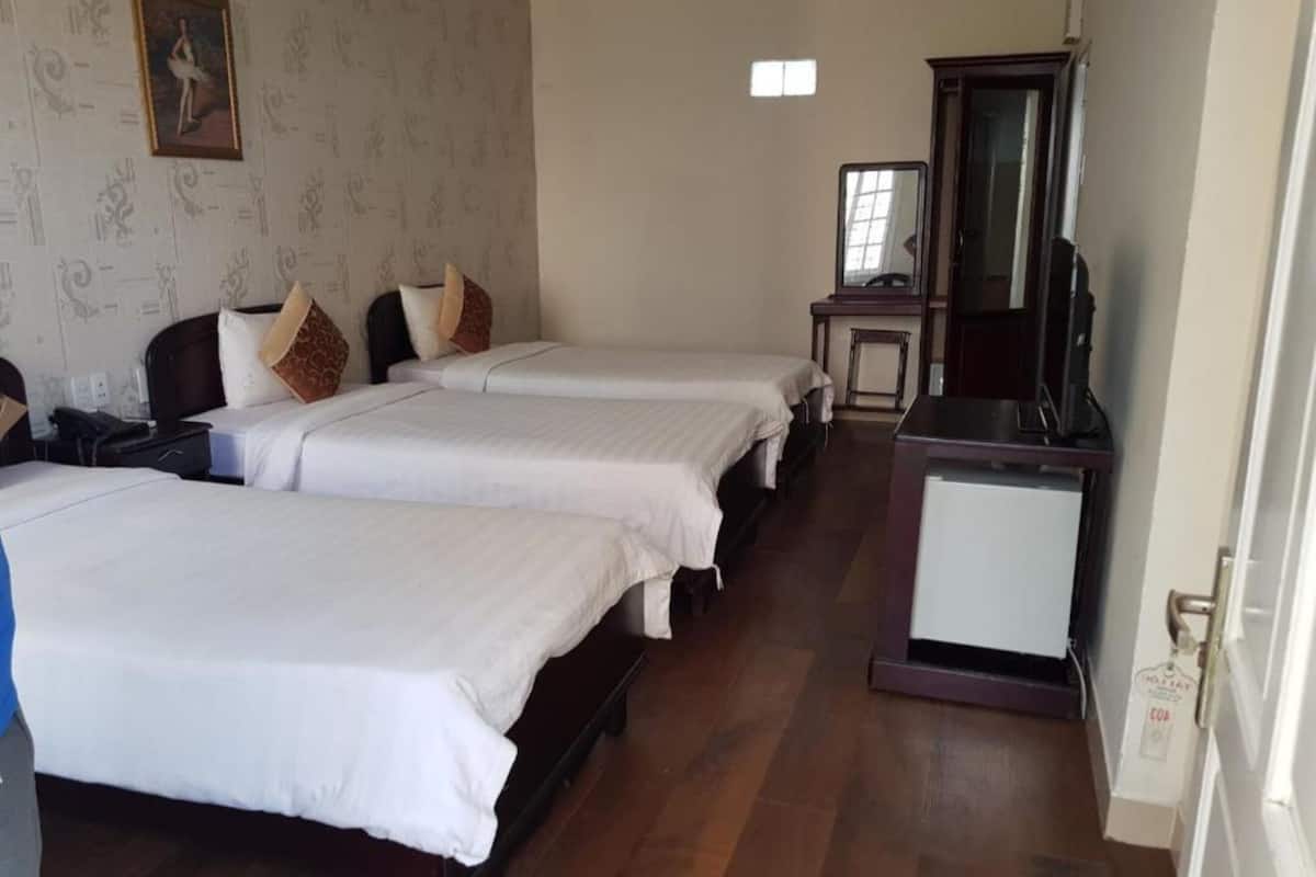 Triple Room (Single Bed) | In-room safe, desk, free WiFi, bed sheets