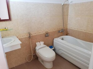 Standard Triple Room | Bilik Mandi | Pancuran mandi, kelengkapan dandanan diri percuma, pengering rambut 