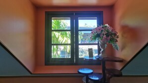 Desk, free WiFi, bed sheets - Ya Teng Homestay (Si Racha)