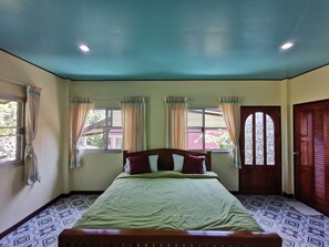 Studio, 3 Bedrooms | Desk, free WiFi, bed sheets - Ya Teng Homestay (Si Racha)