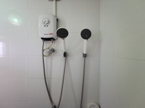 Studio, 3 phòng ngủ | Buồng tắm vòi sen