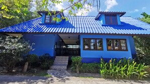 Desk, free WiFi, bed sheets - Ya Teng Homestay (Si Racha)
