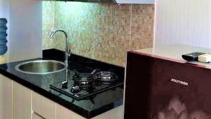Estudio | Cocina básica privada | Frigorífico y placa de cocina