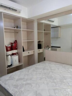 Studio - Green Lake Sunter by Kamara Rooms (Jakarta)