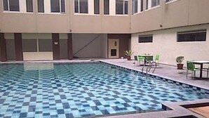 Outdoor pool - Apartment Emerald Tower by Kamara Rooms (Bandung)
