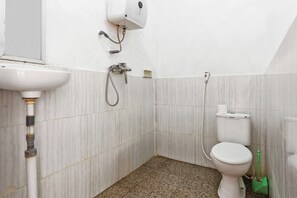 Standardzimmer (AC) | Badezimmer | Dusche, Bidet, Handtücher