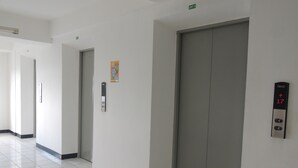 Un ascensor moderno con una pantalla digital que muestra el piso diecisiete.