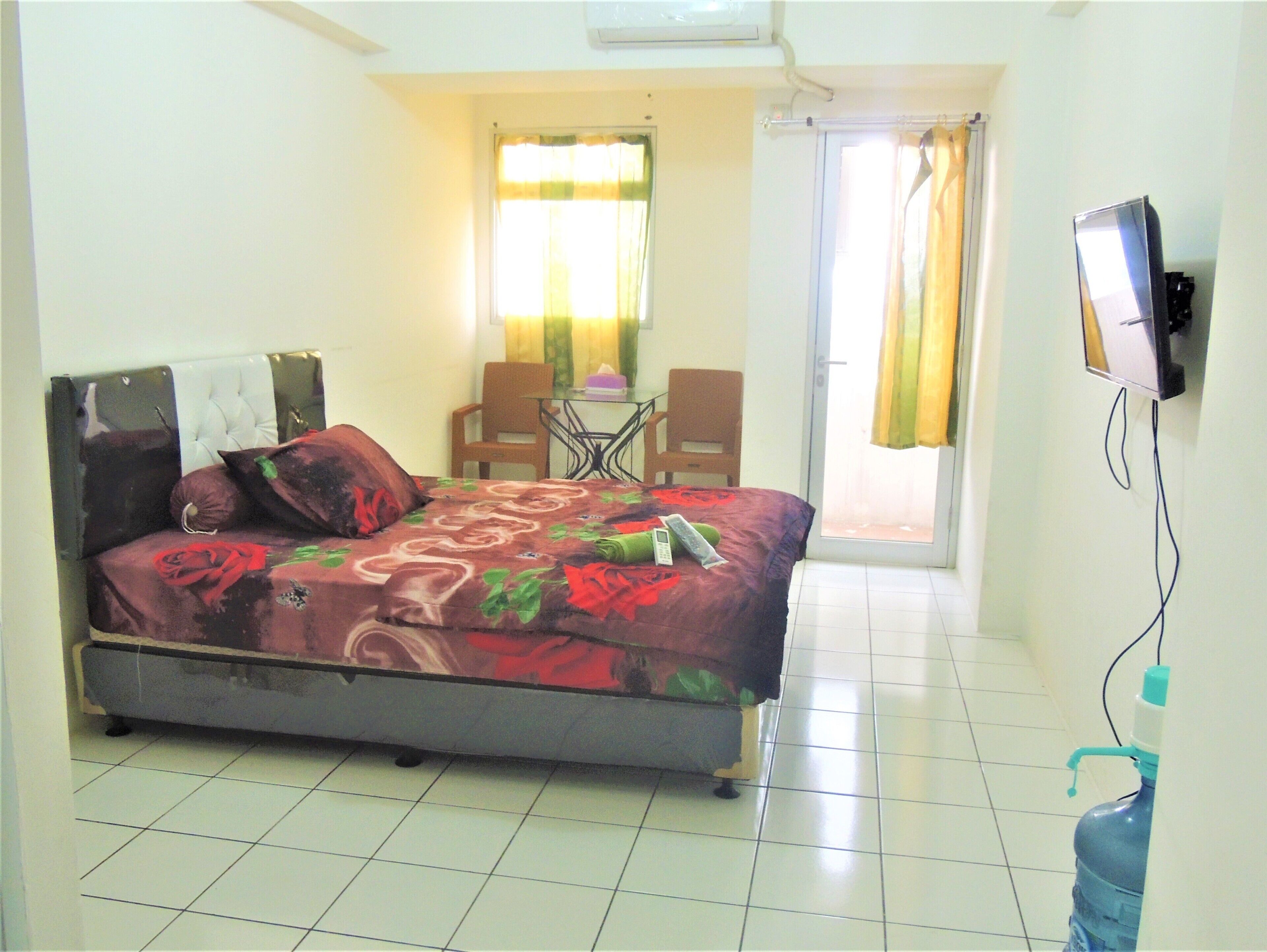 Studio | Een bureau, gratis wifi