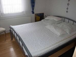 2 bedrooms, individually furnished, iron/ironing board - Detached Holiday Home With Fenced Garden (Suhl)