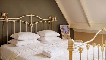 House | 2 bedrooms, individually furnished, iron/ironing board, bed sheets