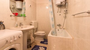 Bathtub, hair dryer, towels - Beautiful one Bedroom Apartment Located in the Heart of Rovinj (Rovinj)