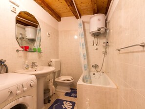 Badewanne, Haartrockner, Handtücher