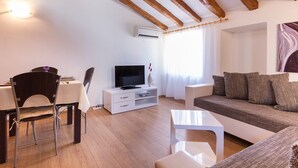 Living room - Beautiful one Bedroom Apartment Located in the Heart of Rovinj (Rovinj)