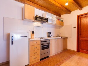 Wasserkocher mit Kaffee-/Teezubehör, Kühlschrank, Ofen