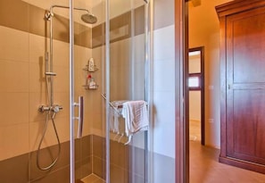 Shower, hair dryer, towels - Villa With Private Pool and Garden Near Svetvincenat in Central Istria (Svetvincenat)