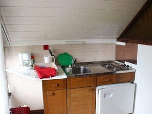 Fridge, coffee/tea maker