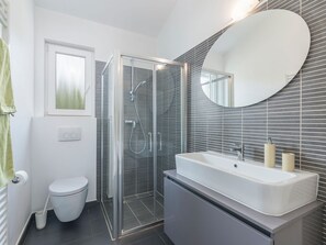 Shower, hair dryer, towels - Modern Apartment With Balcony for 4 Persons in Pore? (Porec)