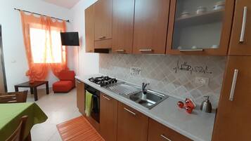 Réfrigérateur, four, plaque de cuisson, cafetiÚre/bouilloire