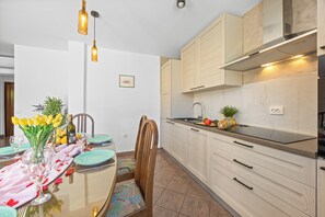 Een koelkast, een microgolfoven, een oven, een kookplaat