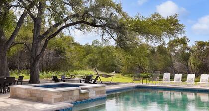 Private Hill Country Retreat: Sleeps 25, Pool, Hot Tub & 30 Mins to Austin