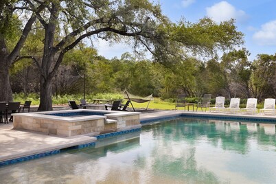 Private Hill Country Retreat: Sleeps 25, Pool, Hot Tub & 30 Mins to Austin