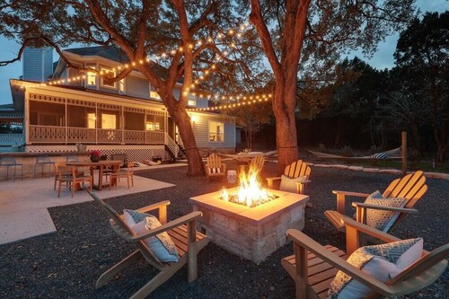 Private Hill Country Retreat: Sleeps 25, Pool, Hot Tub & 30 Mins to Austin
