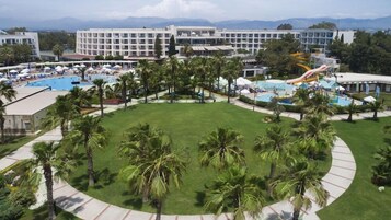 Una piscina techada, una piscina al aire libre