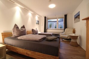 3 Schlafzimmer, Schreibtisch, Reisekinderbett, WLAN