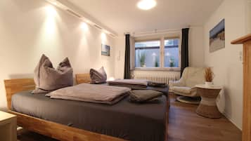 3 Schlafzimmer, Schreibtisch, Reisekinderbett, WLAN
