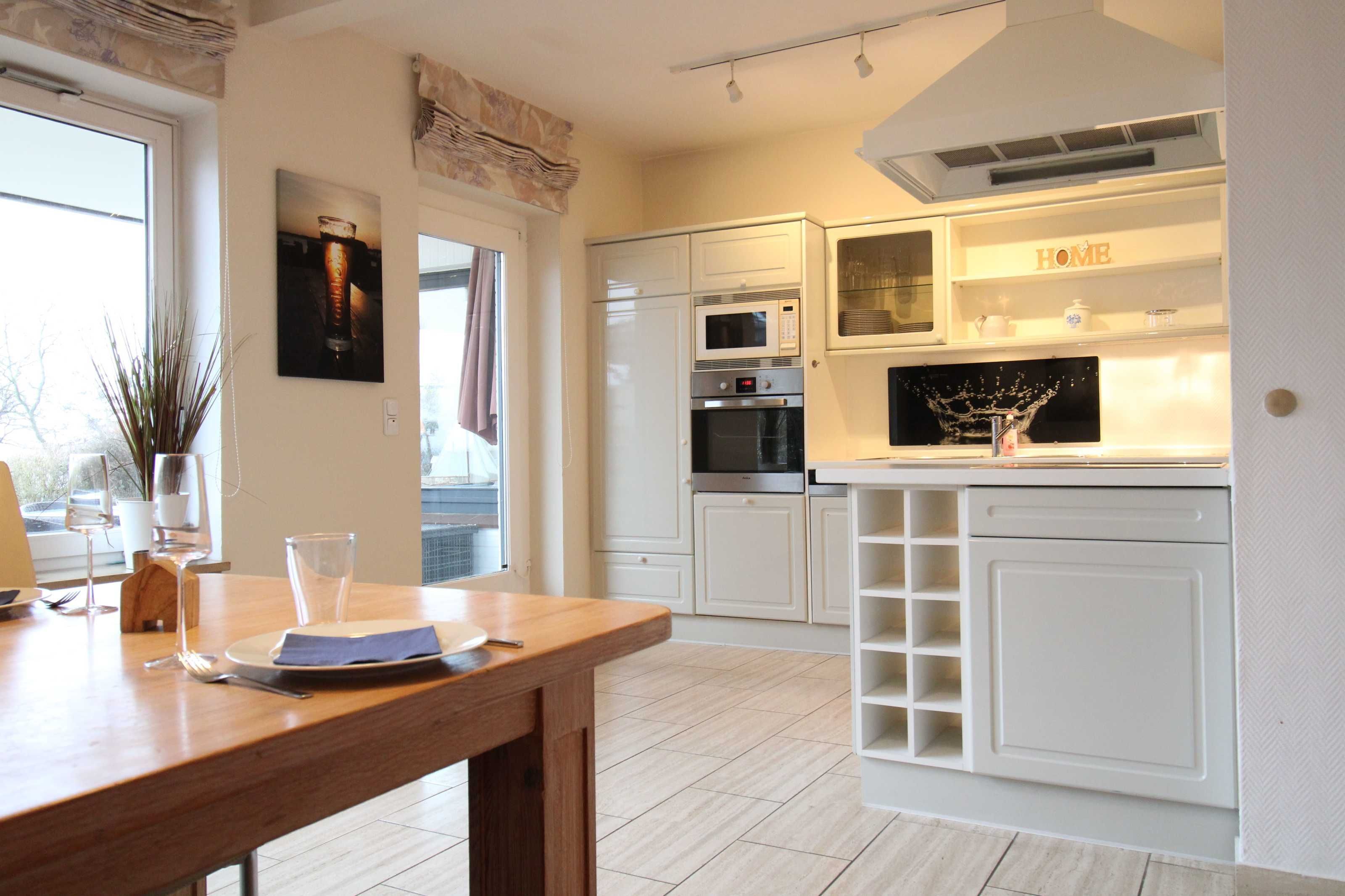 Een koelkast, een magnetron, een oven, een vaatwasser