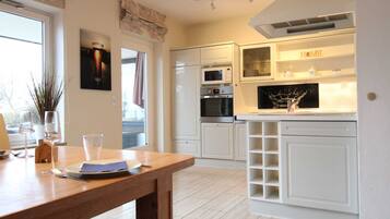 Kühlschrank, Mikrowelle, Ofen, Geschirrspüler