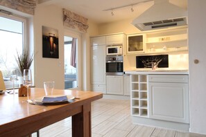 Kühlschrank, Mikrowelle, Ofen, Geschirrspüler