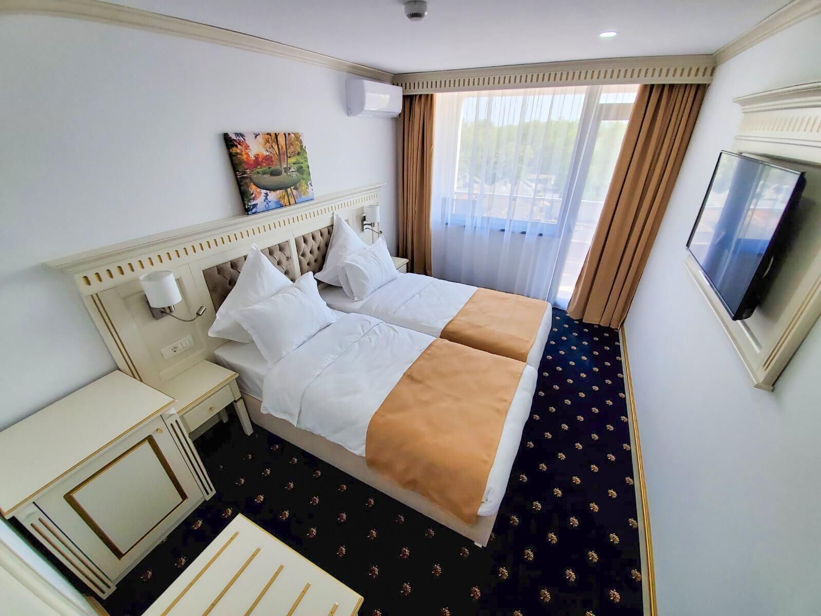Double Room | Minibar, in-room safe, desk, soundproofing