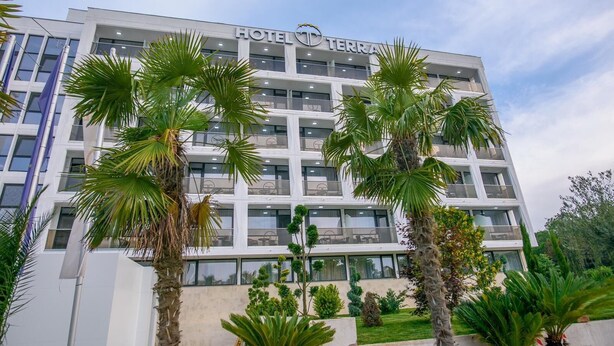 A multi-story hotel building with a sign reading "HOTEL TERRÁN." - Hotel Terra (Neptun)