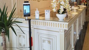 A reception area with a reception desk, a digital screen, and a sign that reads "RECEPTION HOTEL TERRA". - Hotel Terra (Neptun)
