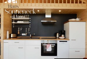 Refrigerador, horno, lavavajillas, silla alta para bebés