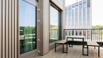 Junior suite, balkon | 1 slaapkamer, een bureau, een laptopwerkplek, gratis wifi